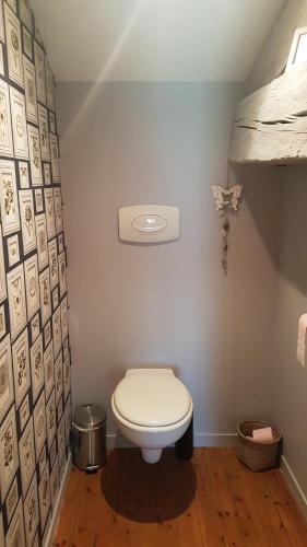 une salle de bain avec des toilettes blanches dans une chambre dans l'établissement Le Clos de la Vigne, à Montreuil