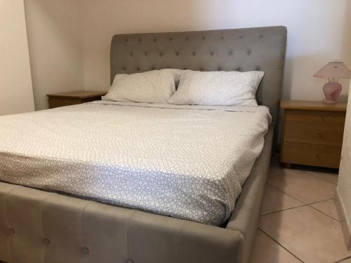 Säng eller sängar i ett rum på andrew's apartment - mulinia residence
