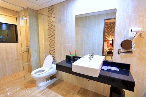 La salle de bains est pourvue d'un lavabo et de toilettes. dans l'établissement Ijen Suites Resort & Convention, à Malang