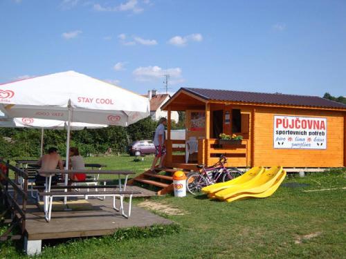 Φωτογραφία από το άλμπουμ του Mobilheimy Camp Výrovice σε Výrovice