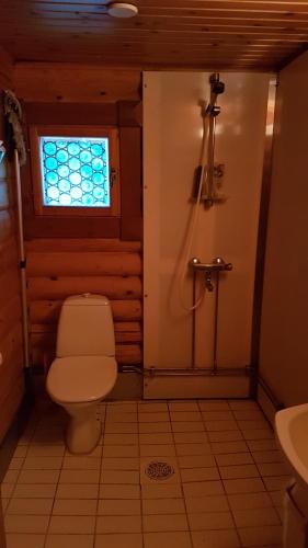 uma casa de banho com um WC e uma janela em Kalajärven Lomakylä em Peräseinäjoki