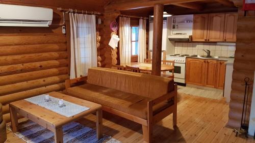 uma cozinha com um banco e uma mesa num quarto em Kalajärven Lomakylä em Peräseinäjoki
