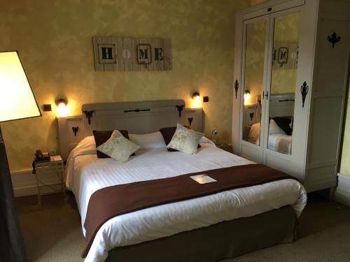 Postel nebo postele na pokoji v ubytování La Roseraie Hôtel Restaurant