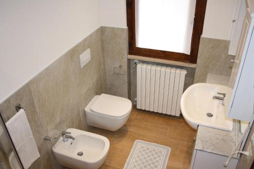 a bathroom with a toilet and a sink at Ca Vecia in Gargnano
