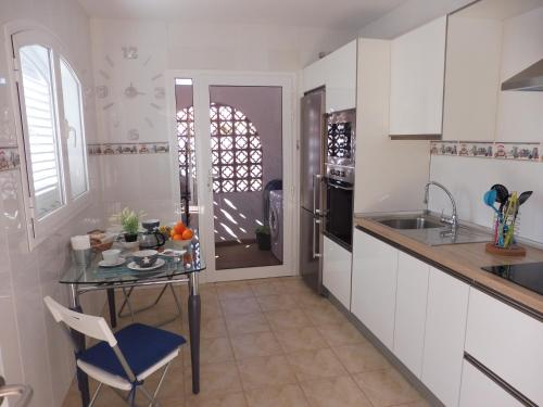 Η κουζίνα ή μικρή κουζίνα στο Villa Julaga
