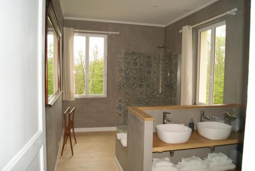 Ένα μπάνιο στο Chateau Saint Martin B&B