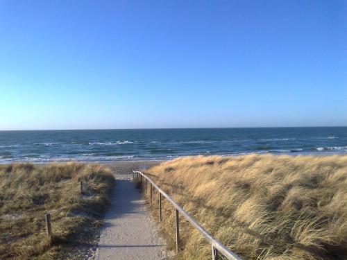 a path to the beach with the ocean in the background at Wohnung in Neubukow nahe Ostseestrand in Neubukow