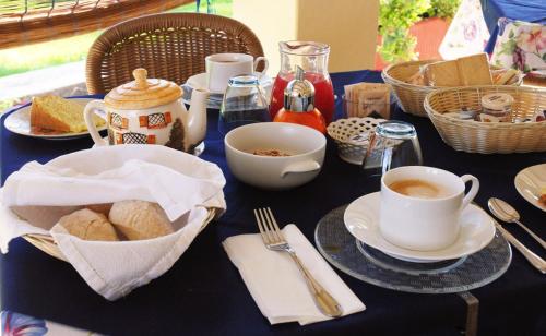 a blue table topped with cups of coffee and bread at Sorecanu in Pula