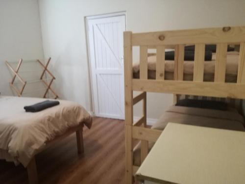 Ένα ή περισσότερα κρεβάτια σε δωμάτιο στο Paarl Backpackers