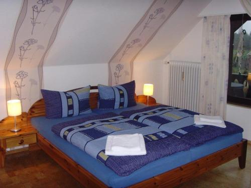 Hotel garni Landhaus Burs tesisinde bir odada yatak veya yataklar