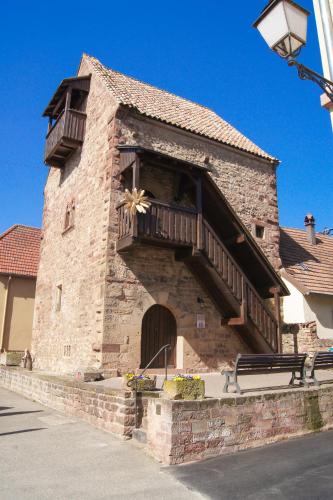 a large brick building with a balcony on it at Vue sur l'art roman in Rosheim
