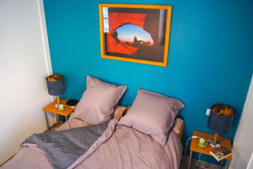 ロスハイムにあるVue sur l'art romanの青い壁のベッドルーム1室(ベッド1台付)