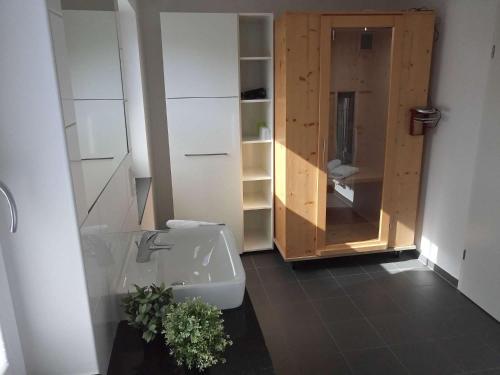 Un baño con lavabo, inodoro y ducha. en dat witte hus 1, en Büsum