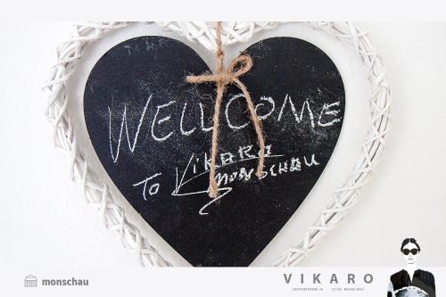 un signe en forme de cœur avec les mots bienvenue à l'université harvarde dans l'établissement Vikaro, à Monschau