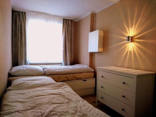 ein kleines Schlafzimmer mit 2 Betten und einem Fenster in der Unterkunft house46-1 in Hohen Neuendorf