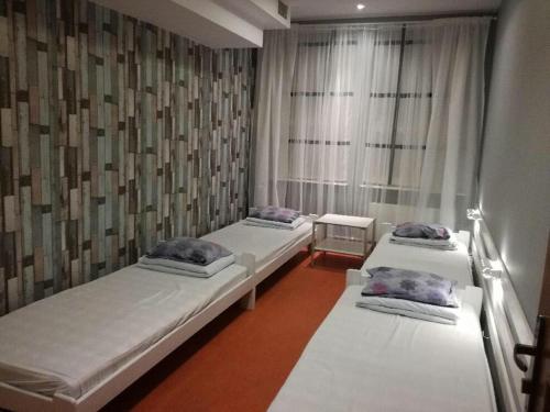 Hostel Marina tesisinde bir odada yatak veya yataklar
