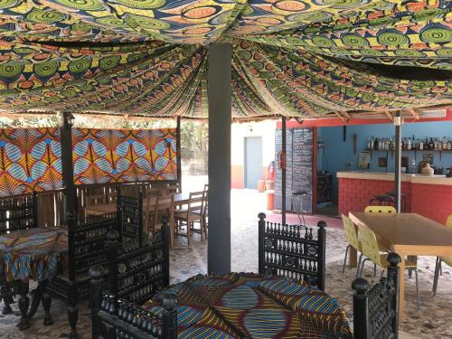 uma tenda com cadeiras e uma mesa num quarto em The Gunjur Project Lodge em Gunjur