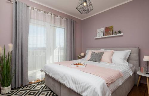 sypialnia z dużym łóżkiem i oknem w obiekcie Villa Rosa Ventorum with private pool near Split w mieście Kaštela