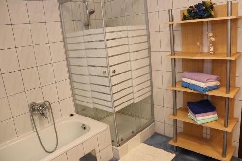 Bilik mandi di Ferienwohnung Höbart