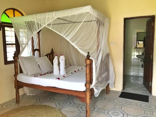 Кровать или кровати в номере Blue Earth Beach Bungalow