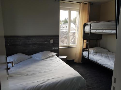 サン・シェリー・ダプシェにあるオテル ジャンヌ ダルクのベッドルーム1室(二段ベッド2台、窓付)が備わります。