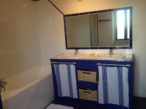 Castelnau-de-MontmiralにあるChambre chez l'habitantのバスルーム(シンク、鏡、バスタブ付)