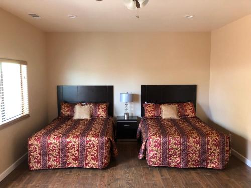 1 dormitorio con 2 camas y ventana en 2172-2178 main st en Morro Bay