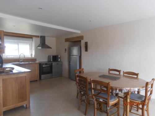 - une cuisine avec une table et des chaises en bois dans l'établissement Gite de la Daniere, à Dangy