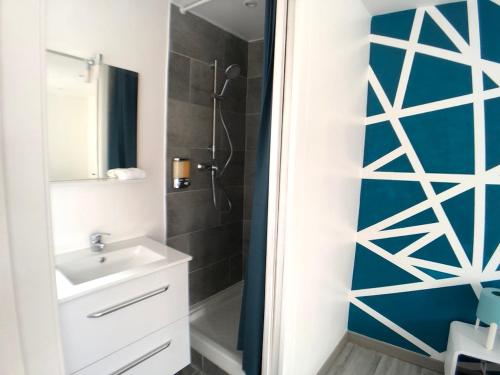 une salle de bain avec un lavabo et une douche dans l'établissement La Suite Emoji - SDP, à Lagny-sur-Marne