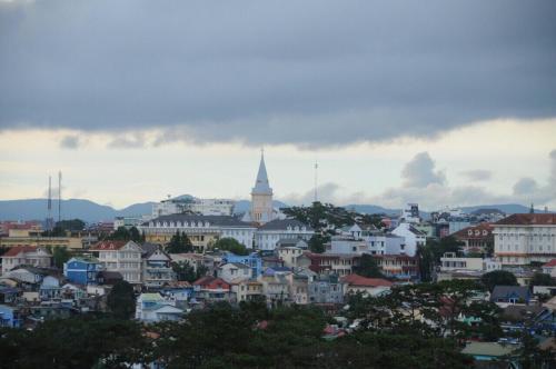 un paysage urbain d'une ville avec une église dans l'établissement Huong Mai Hotel, à Đà Lạt
