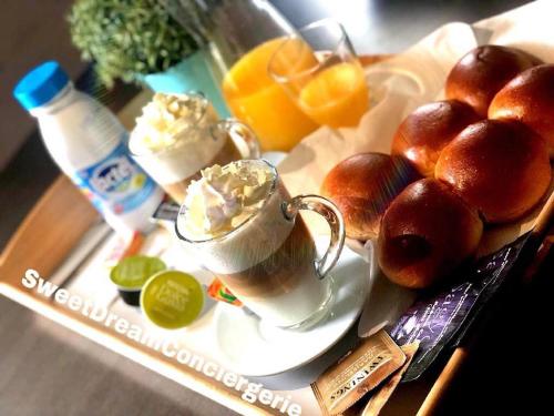 - un plateau avec des boissons et des fruits sur une table dans l'établissement La Suite Emoji - SDP, à Lagny-sur-Marne