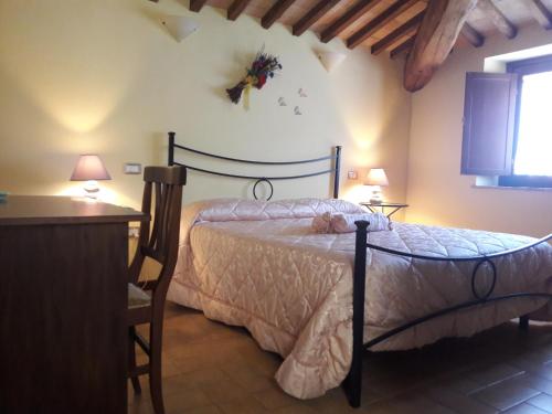 1 dormitorio con 1 cama, 1 mesa y 2 lámparas en Affittacamere da Laura Silvi, en Orvieto