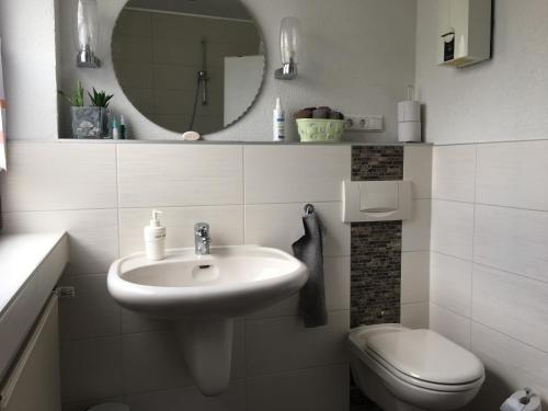 ヘンミンゲンにあるmaggies-home-hannoverのバスルーム(洗面台、トイレ、鏡付)