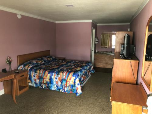Uma cama ou camas num quarto em Frontier Motel