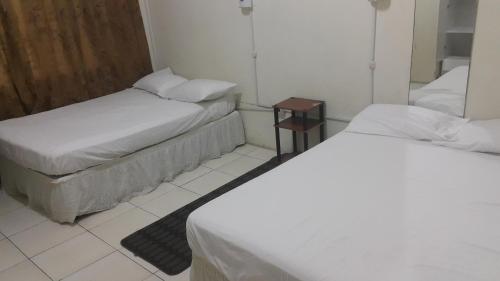 
A bed or beds in a room at Tonys Guest House

