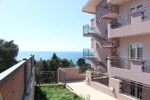 un edificio con balcones y el océano en el fondo en Vila POGLED, en Bar