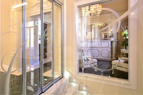 a room with a glass window with a reflection of a room at The Moon Boutique Hotel & Spa in Florence