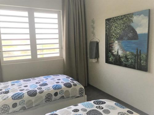 a bedroom with two twin beds and a window at Blije Rust 10 in Willemstad