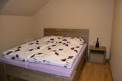 En eller flere senge i et værelse på Apartmán Karolinka 109