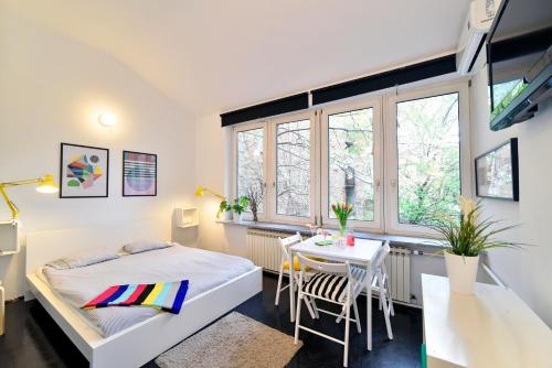 Dormitorio pequeño con cama y mesa en Zagreb Center Apartments, en Zagreb