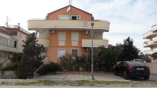 un edificio con un coche aparcado delante de él en Marina & Luka, en Povljana