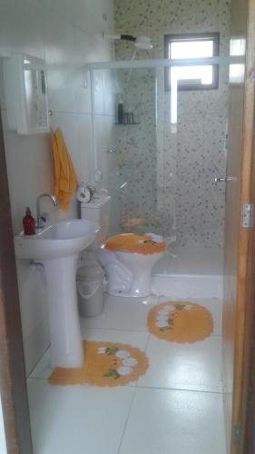 uma casa de banho com um lavatório, um WC e um chuveiro em Apt Penedo em Penedo