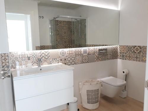 サン・ペドロ・デル・ピナタルにあるVilla Pinatarのバスルーム(洗面台、トイレ付)