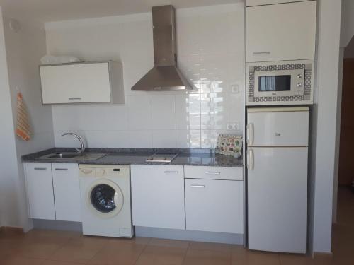 una cocina con lavadora y nevera en Fuerteventura Port Sea, en Morro del Jable