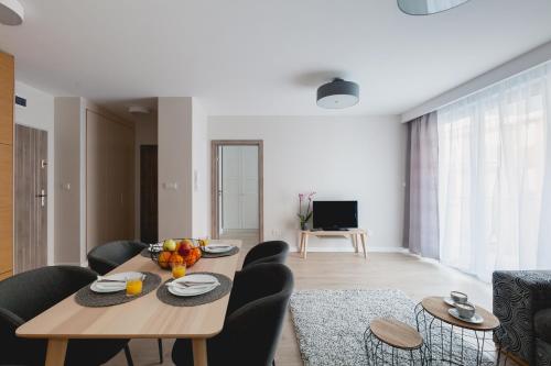 レバルにあるRaval Apartments - Pure Silverのリビングルーム(木製テーブル、椅子付)