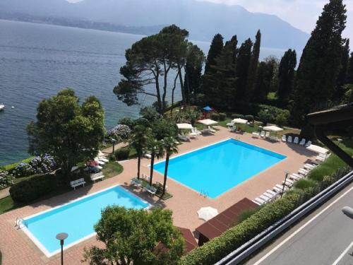 a view of a swimming pool and the ocean at Residenza del Pascià - Appartamento Camphora in Oggebbio