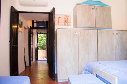 リオマッジョーレにあるLive in The Heart of 5 Terreのベッド1台、キャビネット、ドアが備わる客室です。