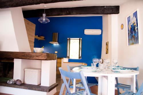 een eetkamer met een witte tafel en blauwe muren bij Live in The Heart of 5 Terre in Riomaggiore