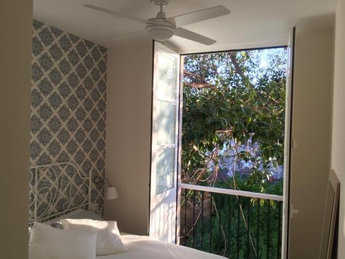 エル・プエルト・デ・サンタマリアにあるSan Juan 7のベッドルーム1室(ベッド1台、景色を望む窓付)