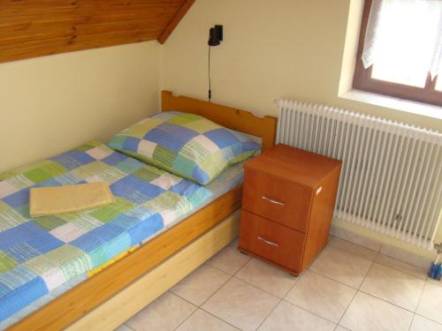 A bed or beds in a room at Kitti Vendégház